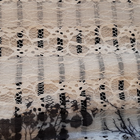 Edista top. Short Sleeve Black & White Top, Lace Front, Round Ne… - Picture 4 of 13